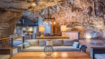 Luxusní bydlení uvnitř jeskyně je na prodej. Najdete v něm hernu i přírodní vodopády