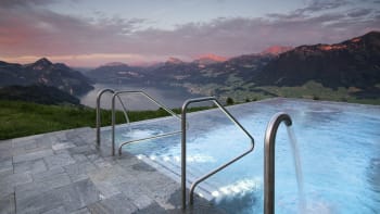 Z nejkrásnějšího bazénu na světě se vám otevře panorama švýcarských Alp