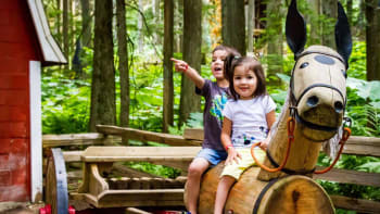 Podívejte se do nejlepšího hřiště pro děti. Začarovaný les v Kanadě je plný dobrodružství
