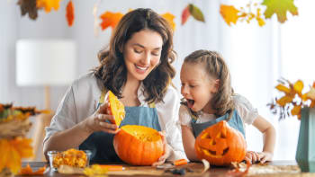 Oslavte s dětmi podzim společným tvořením. Vytvořte dekorace z dýňových semínek i papíru