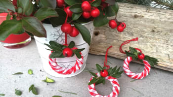 Vánoční věnečky z kroužků na záclony: Vytvořte si jednoduché ozdoby na stromek