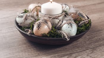 Svícen na velikonoční stůl s peříčky od perliček vnese domů sváteční atmosféru