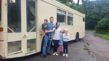 Rodina udělala byt z autobusu. Jezdí s ním na dovolené. Jsou v něm i kamna!