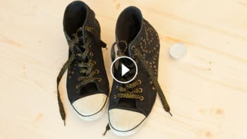 VIDEO: Jak si vytvořit voděodolné boty za pár korun? Potřebujete obyčejnou svíčku