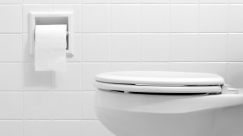12 věcí, které přestaňte splachovat do záchodu. Tohle do toalety opravdu nepatří