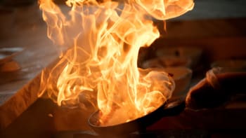 Víte, jak správně uhasit hořící olej v kuchyni?