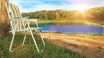 Jak opravit a vylepšit starou campingovou židli? Použijte kožené pásky i džínovinu