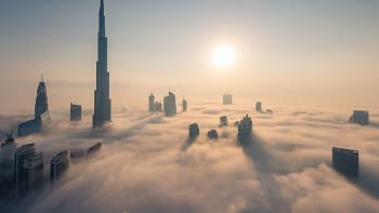 Korunní princ Dubaje zachytil své město nad mraky. Jeho snímky vám vyrazí dech