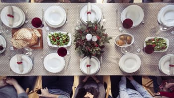 Štědrovečerní tabule: Jak slavnostně prostřít stůl na Vánoce? Okouzlete své hosty těmito detaily