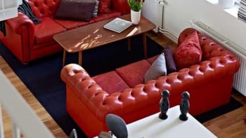 Ikonický červený gauč