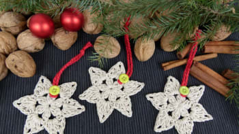 Uháčkujte si jednoduché hvězdy na vánoční stromek. Zvládnou to i začátečníci