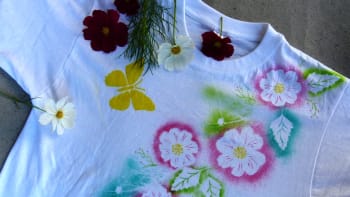 Tričko s květinovým dekorem: Pohrajte si s foukacími fixy