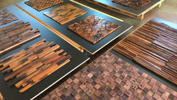 Češi vytvářejí originální obklady z vraků lodí a kokosových ořechů. Každý kousek mozaiky skrývá svůj příběh