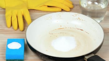 5 tipů, jak vyčistit připálenou pánev bez chemie