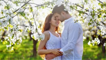 První máj, lásky čas: Od pálení čarodějnic k prvomájovému líbání pod třešní a svatbě