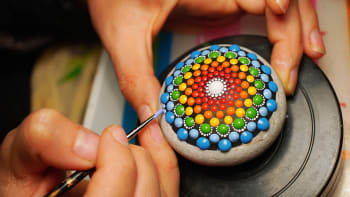 Oblázky jako malované: Využijte kamínky na pestrobarevné dekorace