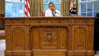 Stůl amerických prezidentů má neuvěřitelnou historii. Chcete také jeho repliku? Stojí jen...