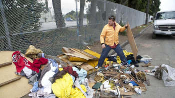 Umělec stlouká z odpadu domky pro bezdomovce