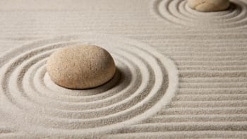 Japonský zen ve vašem obýváku? Stačí pískoviště a pár oblázků