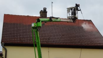 Čisté okapy chrání před poškozením střechy i fasády