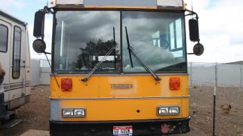Šestičlenná rodina bydlí ve školním autobusu