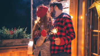 Dejte si pozor, koho jako prvního políbíte v Novém roce aneb Novoroční tradice jsou staré jako lidstvo samo
