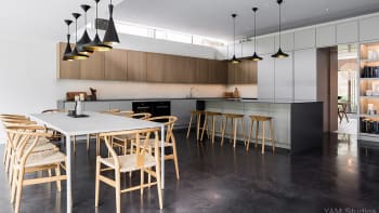 Souboj dřeva a betonu: Moderní pohled londýnských designérů na vybavení domácnosti