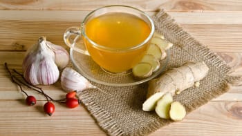 Staré recepty z česneku proti chřipce a nachlazení. Zkuste čaj, elixír, sirup i česnekovou vodu
