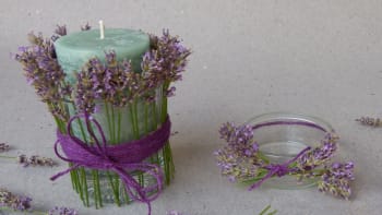 Voňavý svícen s levandulovou manžetkou: Ozdobte skleničky čerstvou bylinkou