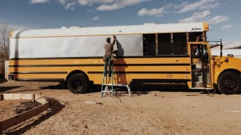 GALERIE: Rodina se třemi dětmi si přestavěla školní autobus na nádherné bydlení. Podívejte se!