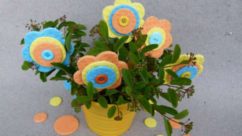 Barevné květiny z utěrek: Využijte netradiční materiál, který máte doma v kuchyni