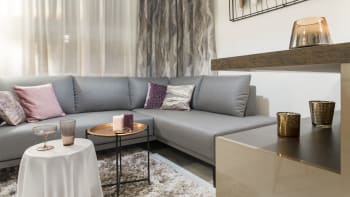 Jak zařídit obývací pokoj? Rozdělte místnost do zón a kupte vhodnou pohovku, radí designeři