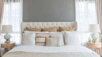 7 pravidel, jak zařídit ložnici, kde si skutečně odpočinete
