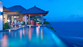 Pětihvězdičkový hotel na Bali postavili na okraji útesu