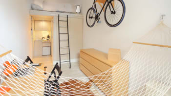 Na moderní městský byt stačilo polskému designérovi jen 13 m²
