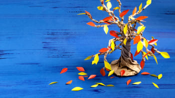 Strom s barevným listím vytvoříte z papírového sáčku. Hravá dekorace bude bavit hlavně děti