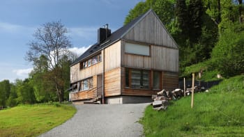 Moderní rodinný dům se sedlovou střechou postavili jako sandwich