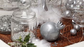Návod: Vyrobte si netradiční vánoční dekorace z dýní a granátových jablek