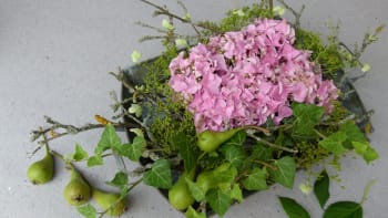 Sváteční dekorace s květy hortenzií a drobnými hruštičkami prozáří i pošmourné dny