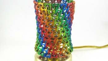 NÁVOD: Vyrobte si duhovou lampičku z víček od plechovky