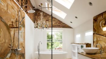 Inspirace: 12 úžasných koupelen přímo pod střechou