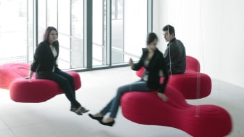 Posaďte se v moderním stylu: 10 židlí a křesel, které mají šmrnc