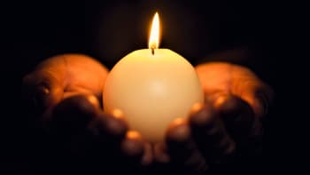 Oslavte sametovou revoluci zapálením fialové svíčky. Má důležitou symboliku