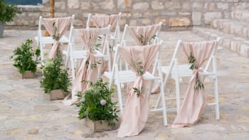 Jak vyzdobit svatební židle? Inspirace nejkrásnějších dekorací