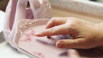 Vzácný růžový porcelán vyrábí poslední firma. Jaká je jeho budoucnost?