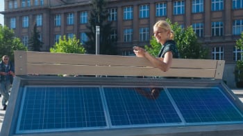 Fotovoltaické lavičky nabídnou zásuvku i bezplatné wi-fi
