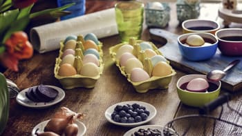 Řepa, kurkuma, borůvky i káva: Jak přírodně obarvit velikonoční vajíčka?