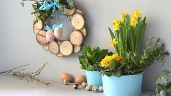 Velikonoční věnec z dřevěných koleček: Jarní dekorace na stěnu i na vchodové dveře
