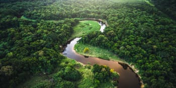Amazonský kmen na den zajal desítky turistů z Evropy. Vyřešte znečistění řeky, žádal po vládě