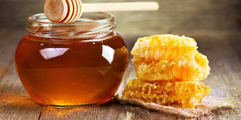 Kdy dát med do čaje, aby neztratil léčivé účinky aneb 3 největší medové mýty